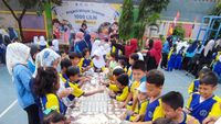 Potret Murid-murid SDN Kalibata 11 Membuat 1.000 Lilin dari Minyak Jelantah