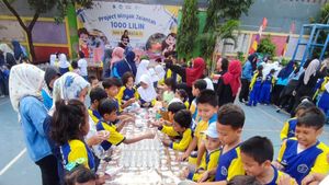Potret Murid-murid SDN Kalibata 11 Membuat 1.000 Lilin dari Minyak Jelantah