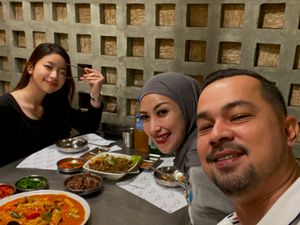 Sultan Djorghi dan Putrinya, Aquene Aziz Kompak Kulineran Sultan Djorghi dan Putrinya, Aquene Aziz Kompak Kulineran