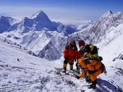 Potret Tim Pembersih Mayat Pendaki di Pegunungan Himalaya