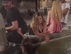 Ngawur! Turis Wanita Renang Telanjang Dada di Air Mancur Bersejarah