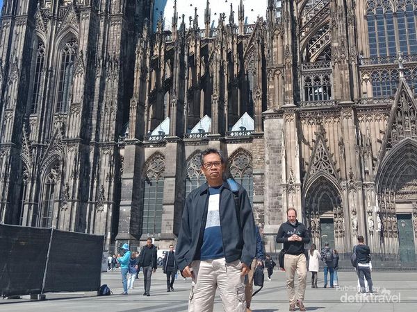 Menyaksikan Kemegahan Dom Zu Koln Sekaligus Kulineran
