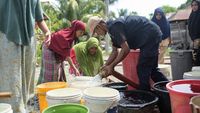 Potret Warga Aceh Besar Antre untuk Dapatkan Air Bersih Akibat Kekeringan