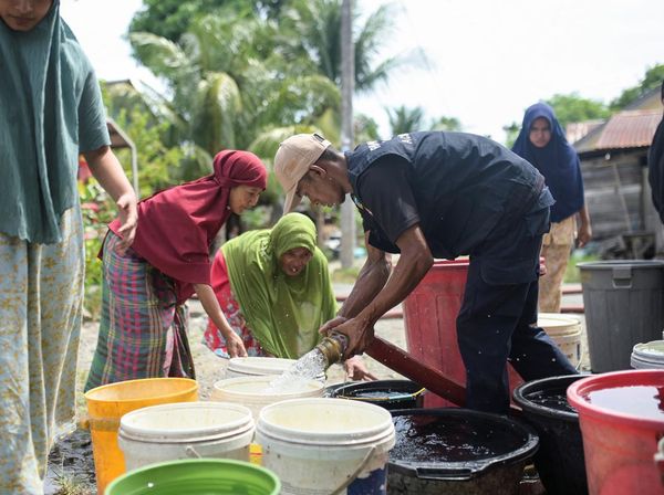 Potret Warga Aceh Besar Antre untuk Dapatkan Air Bersih Akibat Kekeringan