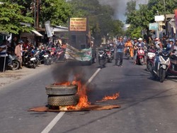Warga Pasuruan Demo Bakar Ban Protes Pencemaran Sungai