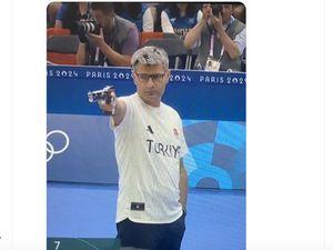 Viral Penembak Turki Agak Lain, Santai Tapi Raih Medali Perak Viral Penembak Turki Agak Lain, Santai Tapi Raih Medali Perak