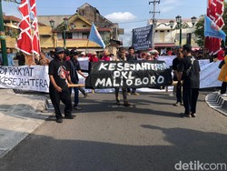 Massa Pedagang Teras Malioboro 2 Usung Keranda Geruduk Kepatihan