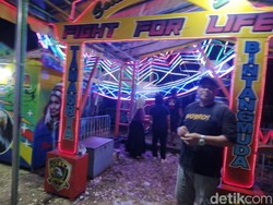 Kesetiaan Ari, 12 Tahun Kerja Menjadi Penjaga Tiket Bianglala di Pasar Malam
