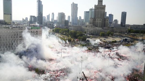 Asap Suar Selimuti Polandia Saat Peringatan Pemberontakan Warsawa