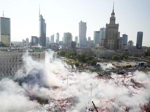 Asap Suar Selimuti Polandia Saat Peringatan Pemberontakan Warsawa Asap Suar Selimuti Polandia Saat Peringatan Pemberontakan Warsawa