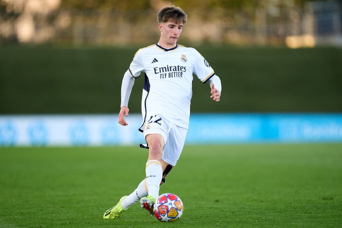 MADRID, SPAIN - FEBRUARY 28: Cesar Palacios of Real Madrid controls the ball during the UEFA Youth League Round of 16 match between Real Madrid and RB Leipzig at Estadio Alfredo Di Stefano on February 28, 2024 in Madrid, Spain. (Photo by Angel Martinez/Getty Images)