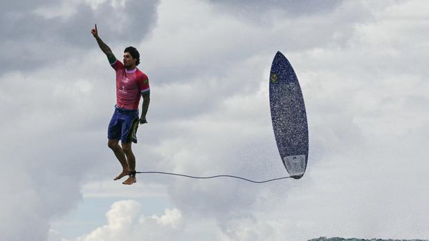 Brazil's Gabriel Medina reacts after getting a large wave in the 5th heat of the men's surfing round 3, during the Paris 2024 Olympic Games, in Teahupo'o, on the French Polynesian Island of Tahiti, on July 29, 2024. (Photo by Jerome BROUILLET / AFP)