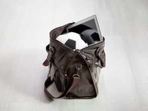 Jangan Sembarangan, Ini 7 Bahan Tas Selempang Pria Sesuai Kebutuhan