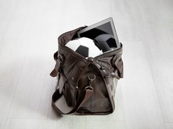 Jangan Sembarangan, Ini 7 Bahan Tas Selempang Pria Sesuai Kebutuhan