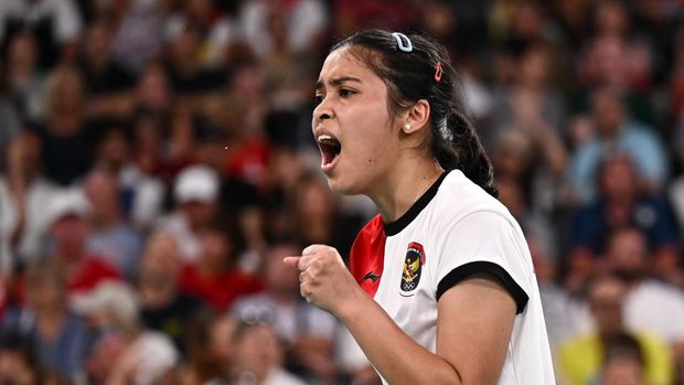 Pebulu tangkis tunggal putri Indonesia Gregoria Mariska Tunjung meluapkan kegembiraannya usai meraih poin saat bertanding melawan pebulu tangkis Republik Ceko Tereza Svabikova pada babak penyisihan grup G Olimpiade Paris 2024 di Porte De La Chapella Arena, Paris, Prancis, Rabu (31/7/2024). Gregoria menang dengan dua gim langsung 21-12, 21-18.  ANTARA FOTO/Wahyu Putro A/aww.