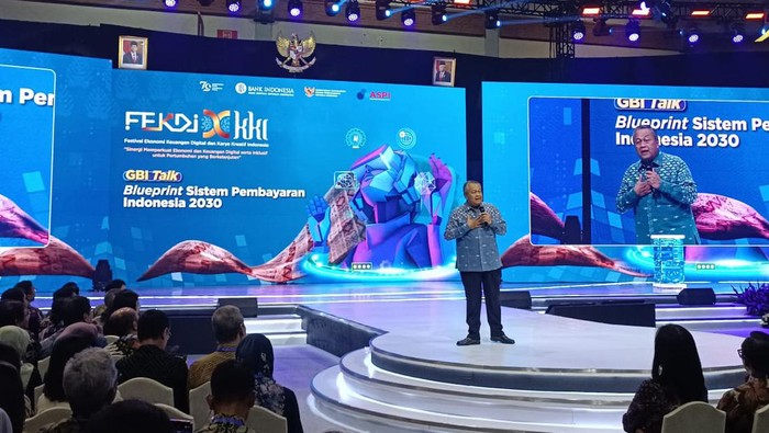 Gubernur Bank Indonesia (BI) Perry Warjiyo menyampaikan anak muda Indonesia yang didominasi generasi Y, generasi Z, dan generasi Alpha makin enggan menggunakan duit kertas. Gubernur Bank Indonesia (BI) Perry Warjiyo menyampaikan anak muda Indonesia yang didominasi generasi Y, generasi Z, dan generasi Alpha makin enggan menggunakan duit kertas.
