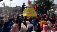 Gunungan Tahu 2 Meter Saat Ritual Bersih Desa di Kediri Jadi Rebutan Warga