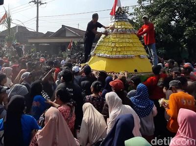 Gunungan Tahu 2 Meter Saat Ritual Bersih Desa di Kediri Jadi Rebutan Warga