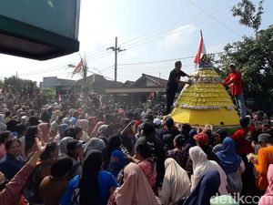 Warga Berebut Gunungan Tahu 2 Meter Saat Ritual Bersih Desa di Kediri Warga Berebut Gunungan Tahu 2 Meter Saat Ritual Bersih Desa di Kediri