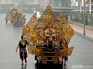 Hujan Deras Mengguyur Pembukaan Jember Fashion Carnival 2024 Hujan Deras Mengguyur Pembukaan Jember Fashion Carnival 2024