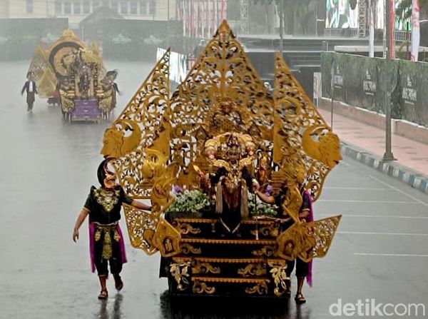 Hujan Deras Mengguyur Pembukaan Jember Fashion Carnival 2024