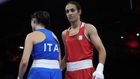 Angela Carini, lawan Imane Khelif, mundur saat duel keduanya belum satu menit. Dari situ ada sorotan terhadap jati diri Khelif, yang sejauh ini ditegaskan tetaplah seorang atlet perempuan. Foto: AP/John Locher