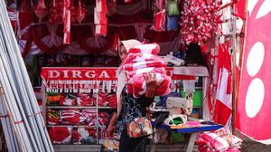 Intip Sentra Produksi Bendera Merah Putih yang Sibuk Jelang HUT RI