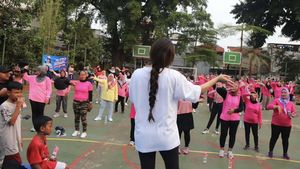 Kala Puluhan Emak-emak Berbaju Pink Ikut Pilates Bareng