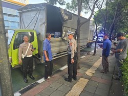 2 Truk di Jl Gatot Subroto Kecelakaan, Lalin Arah Kuningan Macet