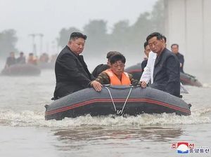 Momen Kim Jong Un Terjang Banjir Pakai Perahu Karet Momen Kim Jong Un Terjang Banjir Pakai Perahu Karet