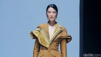 8 Koleksi Eridani Persembahkan Busana Tenun Sobi Muna di JF3 Fashion Festival