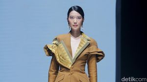8 Koleksi Eridani Persembahkan Busana Tenun Sobi Muna di JF3 Fashion Festival