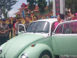 Komjen Agung Naik Mobil VW Beetle Tinggalkan Polda Sumut