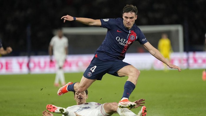 PSGs Manuel Ugarte, top, is challenged by Clermonts Yohann Magnin during the French League One soccer match between Paris Saint-Germain and Clermont at the Parc des Princes stadium in Paris, Saturday, April 6, 2024. (AP Photo/Lewis Joly)