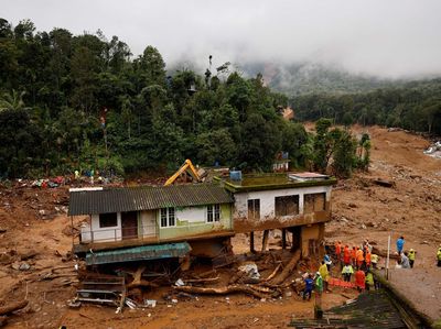 Melihat Proses Pencarian Korban Tanah Longsor di India