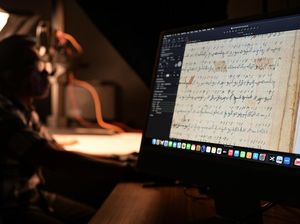 Melihat Proses Pengalihan Naskah Kuno Jadi Digital di Perpusnas