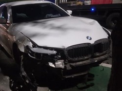 Mobil BMW Ringsek Tabrak Tiang Listrik di Senayan