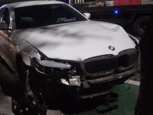 Mobil BMW Ringsek Tabrak Tiang Listrik di Senayan Mobil BMW Ringsek Tabrak Tiang Listrik di Senayan