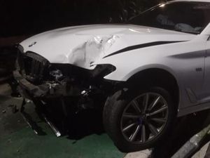 Video: 2 Mobil Ringsek Kecelakaan gegara Aksi Terobos Lampu Merah di Jakpus
