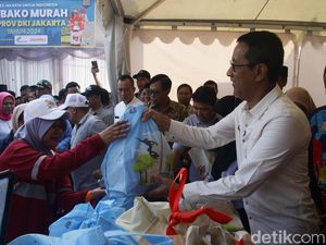 Momen Pj Gubernur DKI Heru Budi Cek Pasar Sembako Murah