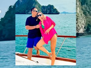 6 Gaya Seksi Nia Ramadhani Liburan Bareng Keluarga Naik Yacht 6 Gaya Seksi Nia Ramadhani Liburan Bareng Keluarga Naik Yacht