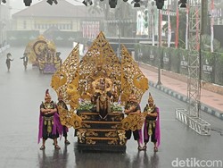 Opening Jember Fashion Carnival 2024 Diguyur Hujan Deras