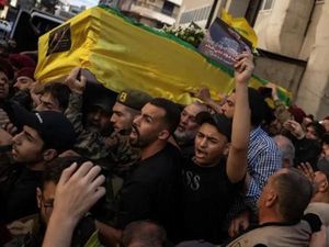 Pelayat Berebut Angkat Peti Mati Komandan Hizbullah yang Dibunuh Israel Pelayat Berebut Angkat Peti Mati Komandan Hizbullah yang Dibunuh Israel
