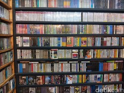 Penjual Kaset Pita Masih Eksis Sampai Sekarang, Berapa Omzetnya?