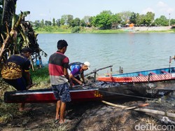 Perahu Naga Hendak Dipakai Latihan di Mojokerto Tetiba Terbakar