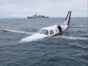 Ajaib, Pilot Mendarat Selamat di Lautan yang Dikelilingi Gunung Es