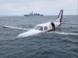 Ajaib, Pilot Mendarat Selamat di Lautan yang Dikelilingi Gunung Es