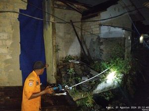 Rumah Warga Rusak Diterjang Banjir Akibat Luapan Sungai di Sukaraja Bogor