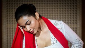 Potret Ariel Tatum Jadi Ronggeng di Sang Kembang Bale