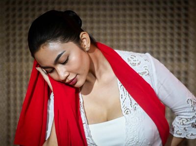 Potret Ariel Tatum Jadi Ronggeng di Sang Kembang Bale